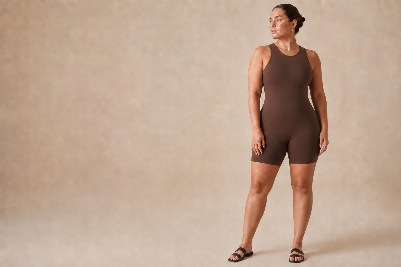 JIYUE model wearing a smooth seamless pocket-free cocoa shaping unitard
